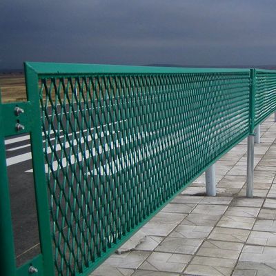 高速公路防眩網(wǎng)護(hù)欄 鋼板網(wǎng)狀護(hù)欄 公路防護(hù)隔離欄