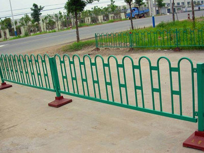 京式道路護(hù)欄 城市交通安全的堅(jiān)固屏障